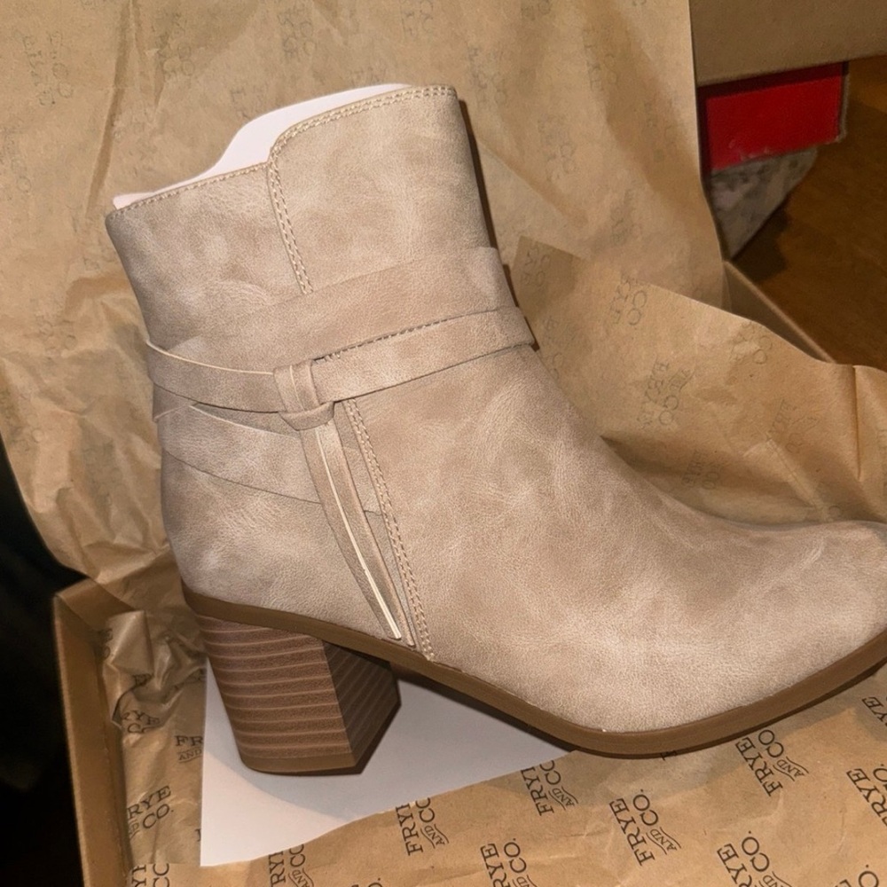 Frye & CO. Women's Tan Ankle Boots